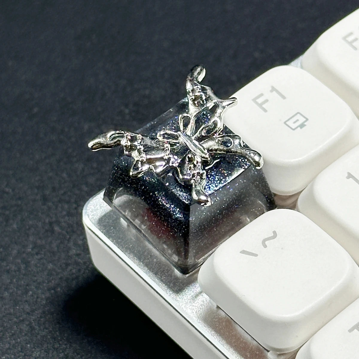 Benutzerdefinierte handgefertigte Metall-Tastenkappen, schwarzes Schmetterlingsmädchen-Design, OEM-ESC-Tasten für mechanische Gaming-Tastatur, handwerkliches Persönlichkeitsgeschenk