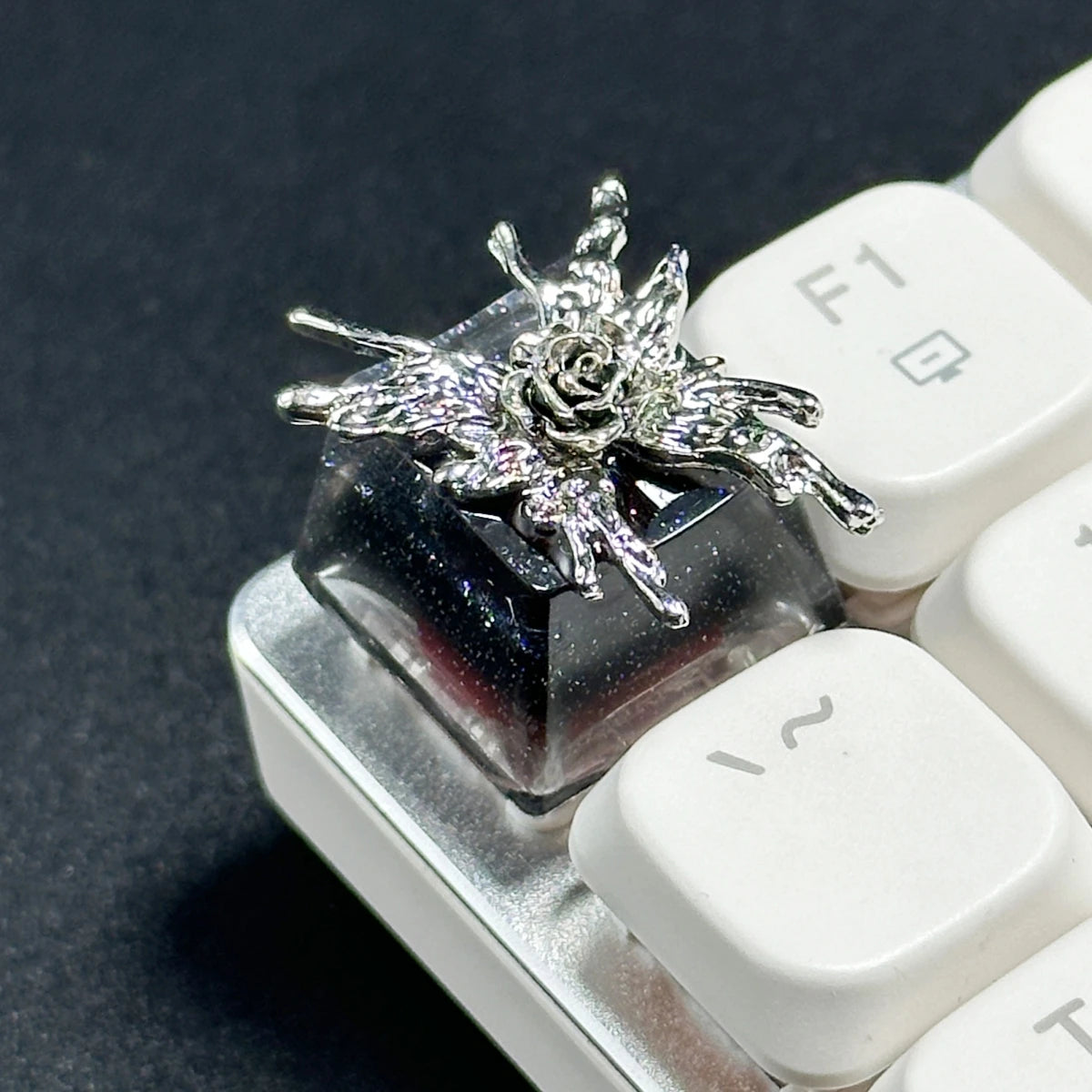 Benutzerdefinierte handgefertigte Metall-Tastenkappen, schwarzes Schmetterlingsmädchen-Design, OEM-ESC-Tasten für mechanische Gaming-Tastatur, handwerkliches Persönlichkeitsgeschenk
