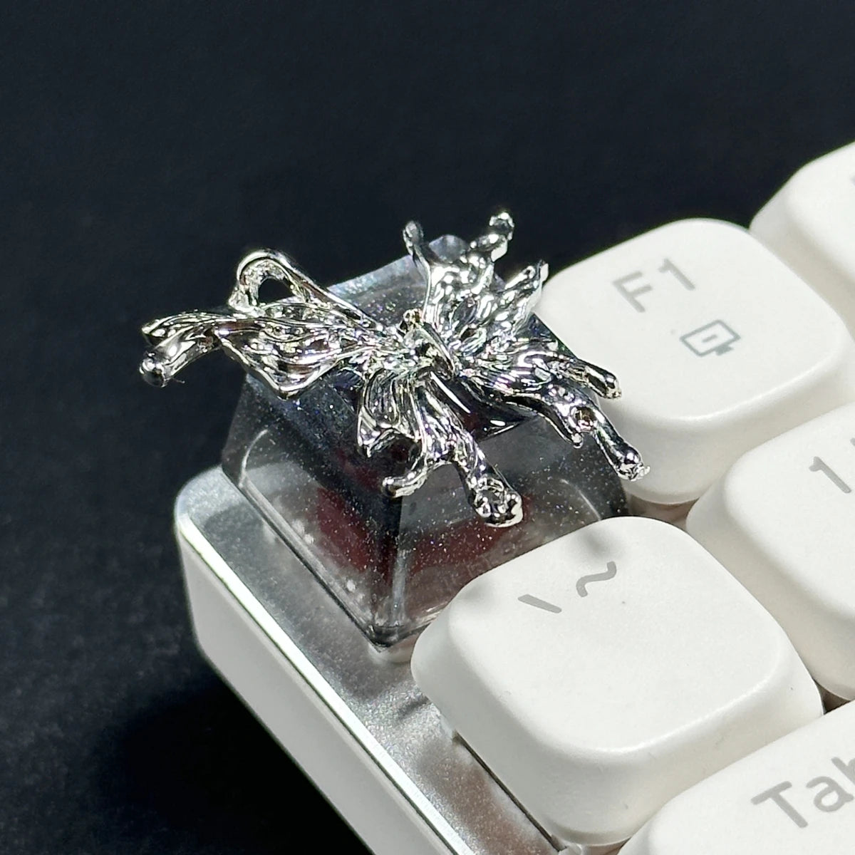 Benutzerdefinierte handgefertigte Metall-Tastenkappen, schwarzes Schmetterlingsmädchen-Design, OEM-ESC-Tasten für mechanische Gaming-Tastatur, handwerkliches Persönlichkeitsgeschenk